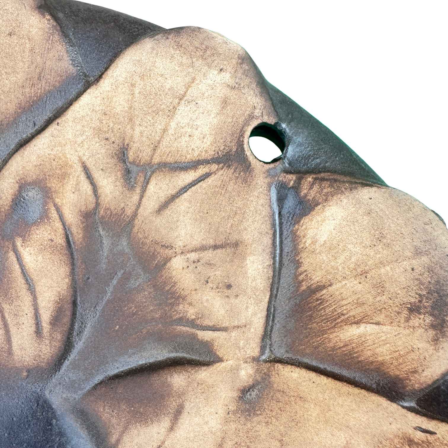 Detail keramického pítka pro ptáky